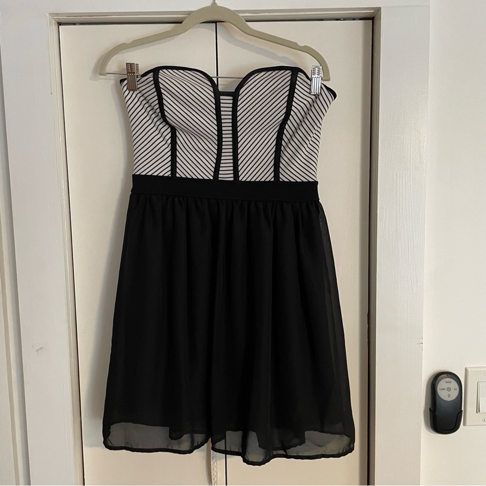 ALLOY Black and White Striped Garment size Medium